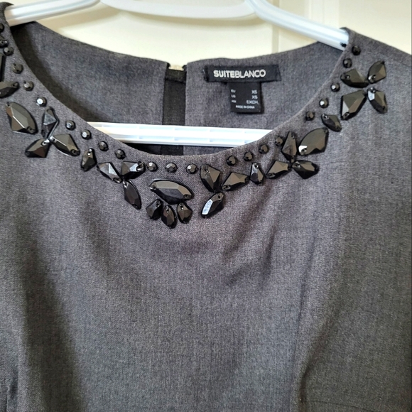 SLEEVLESS DRESS WITH BLACK GEMS AROUND THE ROUND COLLAR - Picture 5 of 6